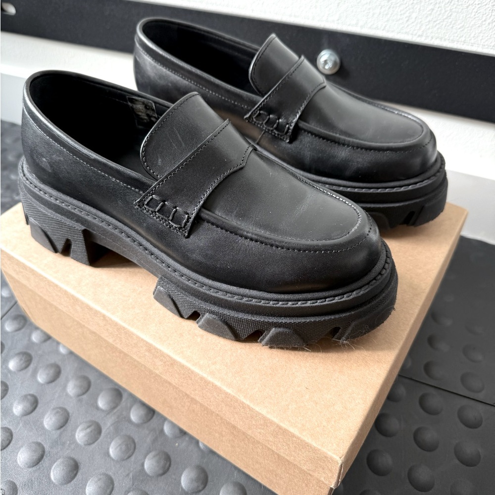 Alohas Trailblazer Black Leather Loafers Sz 7.5